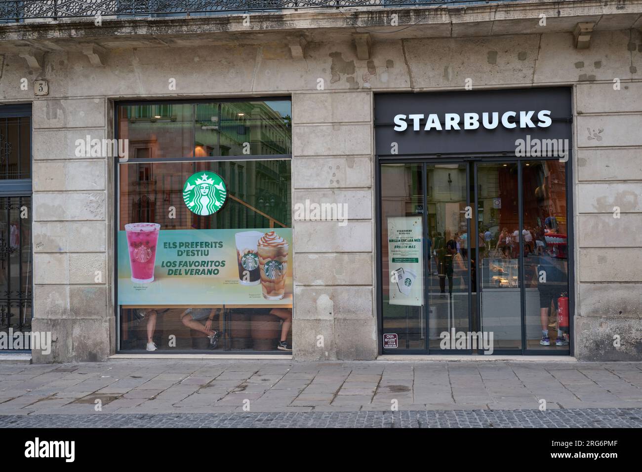 04.08.2023. Barcelona, Spain, ​​starbucks situato in plaza sant jaume Foto Stock