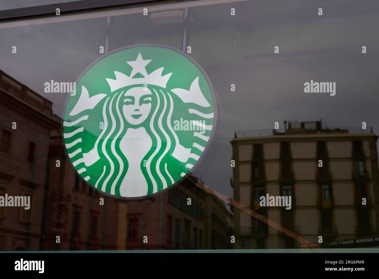 04.08.2023. Barcellona, Spagna, logo de starbucks ubicado en la izquierda justo en el Cristal exterior del local Foto Stock