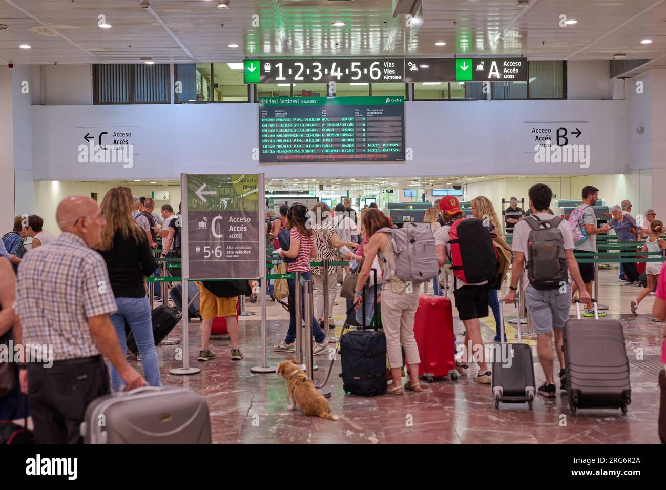 04.08.2023. Barcelona, ​​Spain, Barcelona Sants Station piena di persone in attesa di prendere il treno a lunga distanza Foto Stock