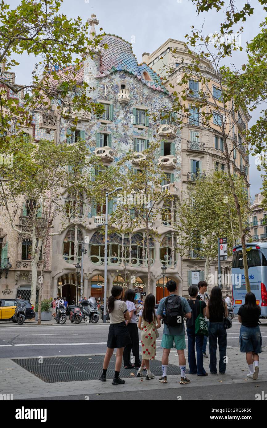 04.08.2023. Barcellona, ​​Spain, turisti orientali con una guida turistica di fronte a Casa Batlló, ritratti Foto Stock