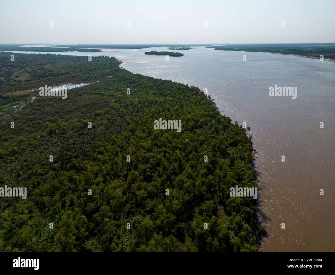 Veduta aerea dell'enorme fiume e della linea vitale del Rio Paraná nella provincia di Entre Rios, nella Mesopotamia argentina, in viaggio in Sud America Foto Stock