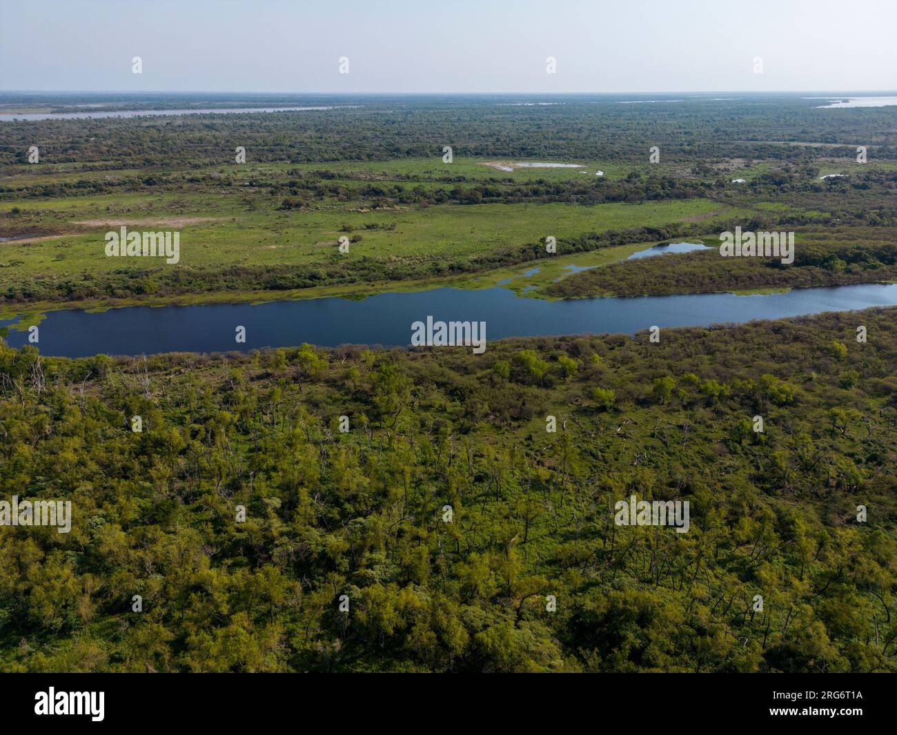 Veduta aerea di una laguna sull'enorme fiume e sulla linea vitale del Rio Paraná nella provincia di Entre Rios, nella Mesopotamia argentina, in viaggio in Sud America Foto Stock
