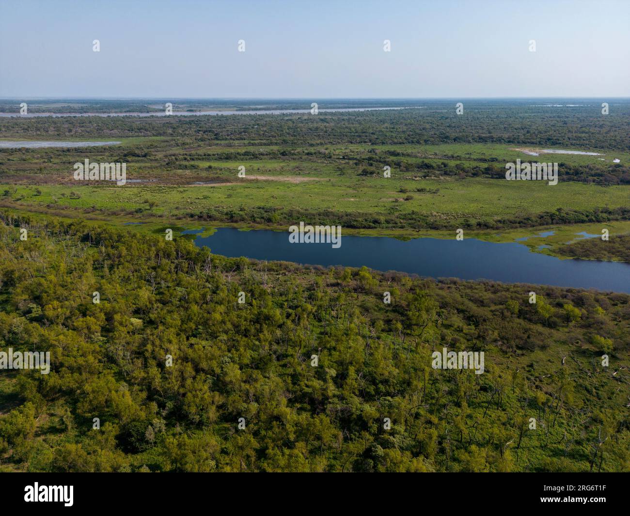 Veduta aerea di una laguna sull'enorme fiume e sulla linea vitale del Rio Paraná nella provincia di Entre Rios, nella Mesopotamia argentina, in viaggio in Sud America Foto Stock