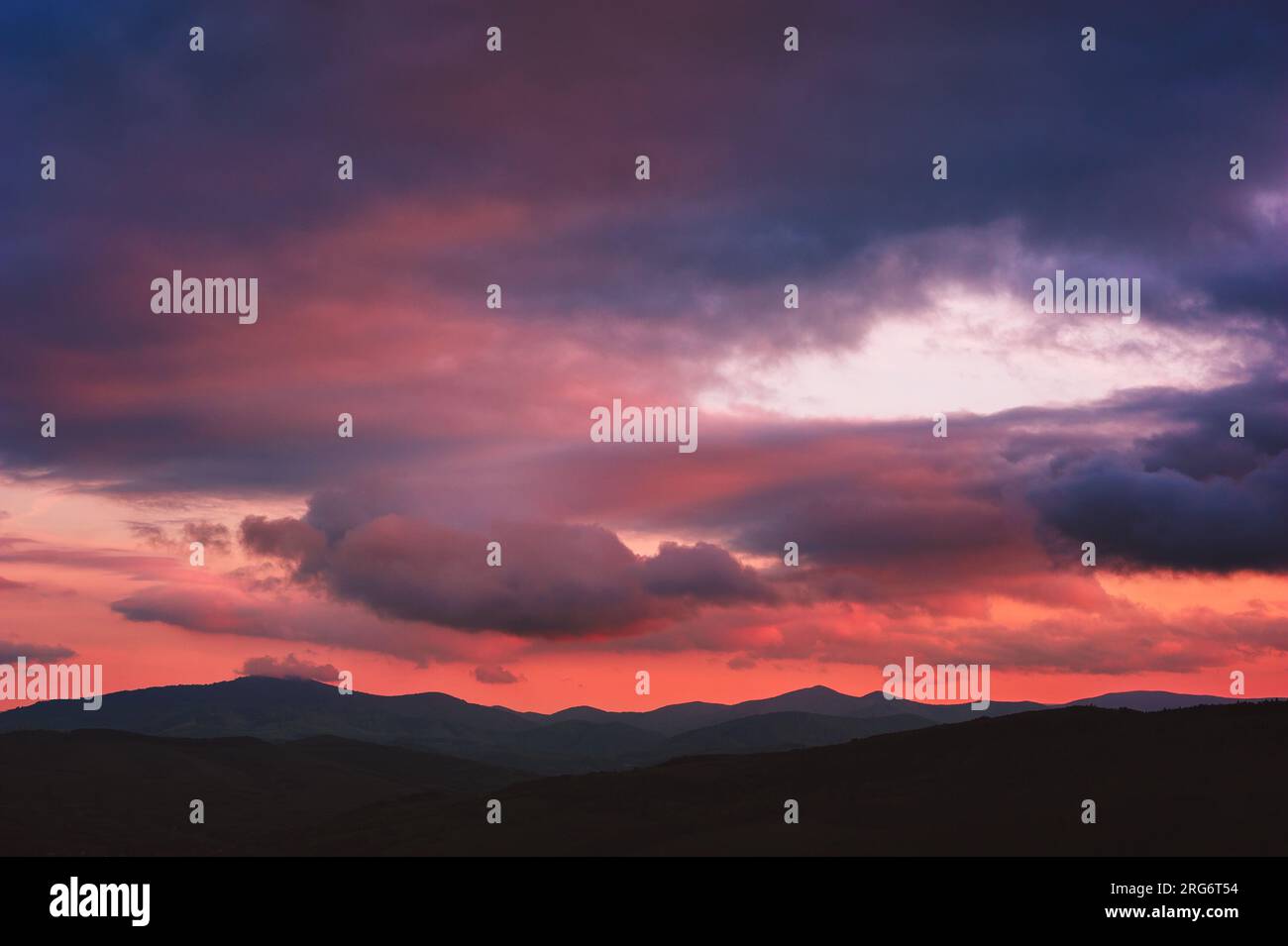 Splendido cielo viola al tramonto sulle montagne svizzere sfondo naturale nelle scene all'aperto, tipologie di nubi, montagne dei Carpazi Foto Stock