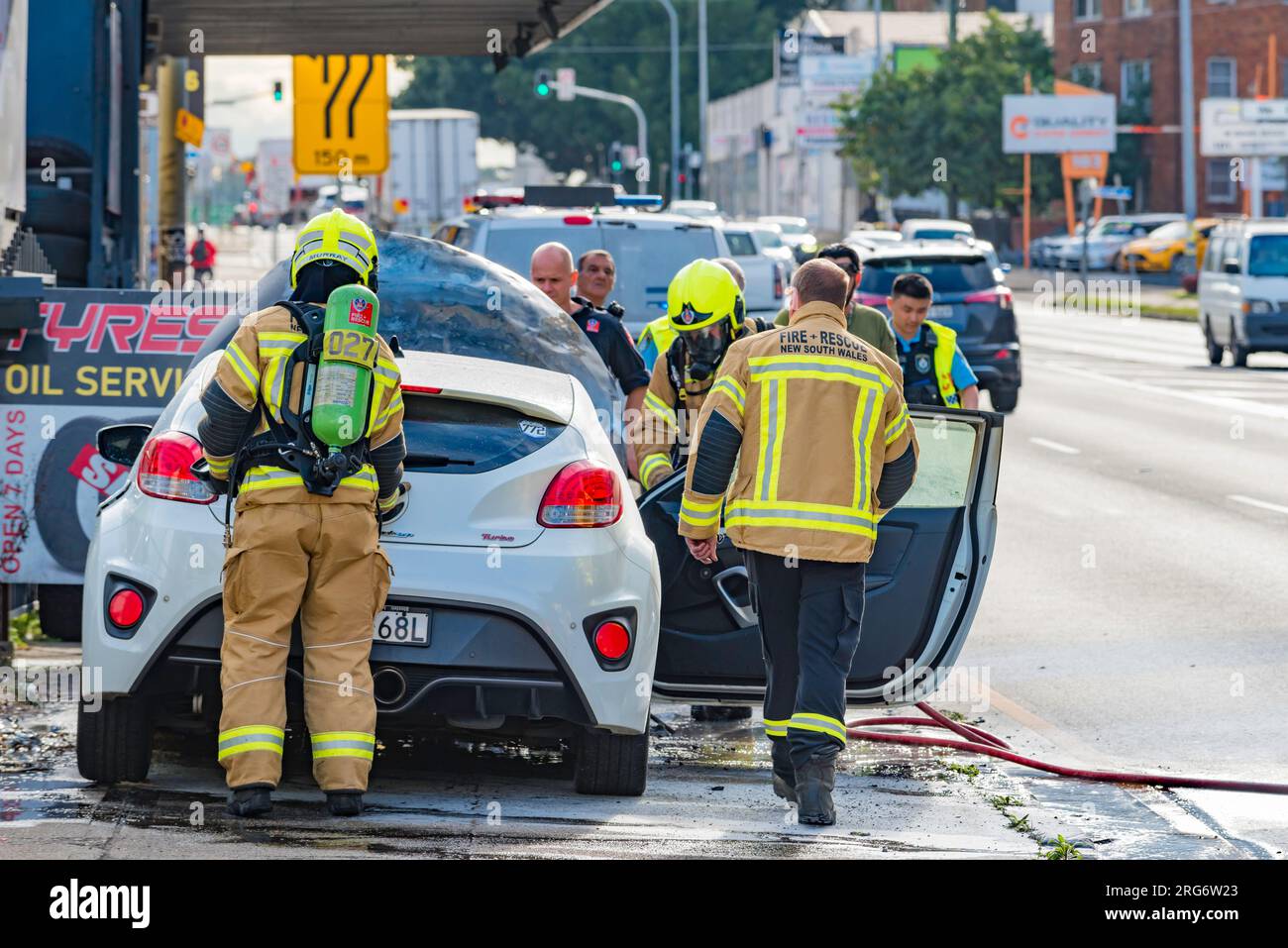 7 agosto 2023: Membri di Fire and Rescue NSW (FRNSW) assistono a un incendio stradale su Parramatta Road nella parte occidentale di Sydney, nuovo Galles del Sud, Australia Foto Stock