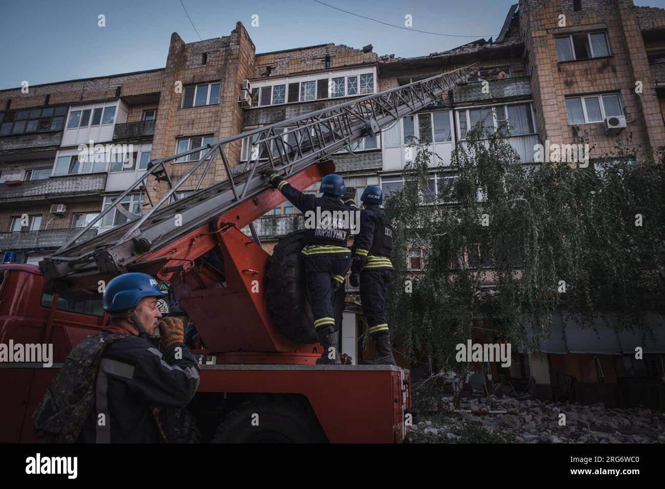 Pokrovsk, Ucraina. 7 agosto 2023. Servizi di emergenza ucraini rispondono ai bombardamenti russi a Pokrovsk, regione di Donetsk, lunedì, 7 agosto 2023. Un membro della squadra di salvataggio è stato ucciso, e altri cinque sono stati feriti durante le operazioni di salvataggio. Foto di Stato servizio di emergenza dell'Ucraina/UPI credito: UPI/Alamy Live News Foto Stock