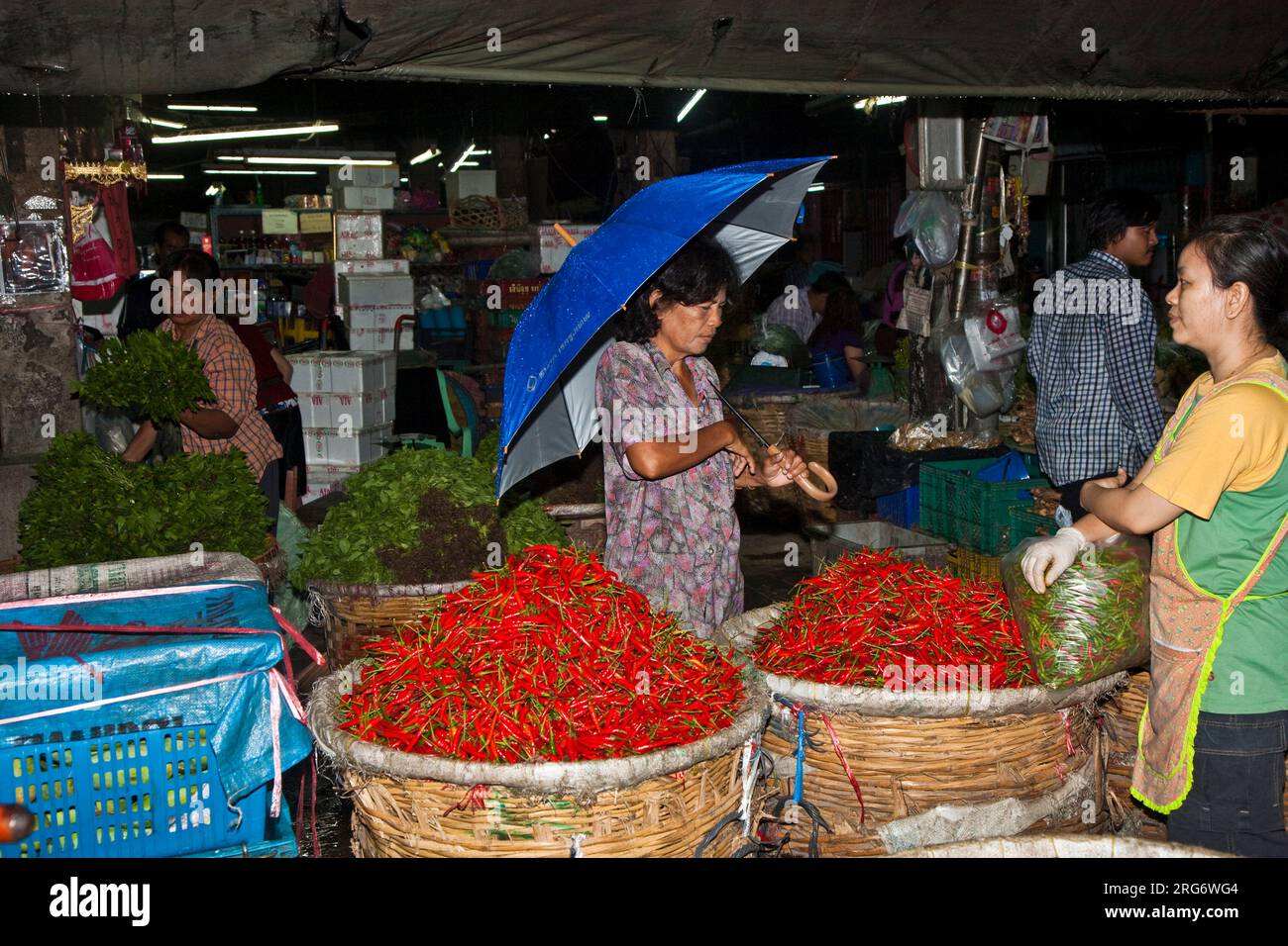 BANGKOK, THAILANDIA - 12 maggio: La donna acquista il peperoncino al mercato mattutino "Pak Khlong Thalat" a Chinatown, 12 maggio 2009 a Bangkok, Thailandia Foto Stock
