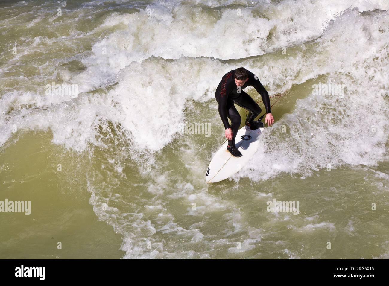 MONACO di BAVIERA, GERMANIA - APRILE 07: Surfisti surfisti all'Isar in onde enormi per la stagione di apertura evento al ponte Wittelsbacher nel cuore di Monaco di Baviera su Apri Foto Stock