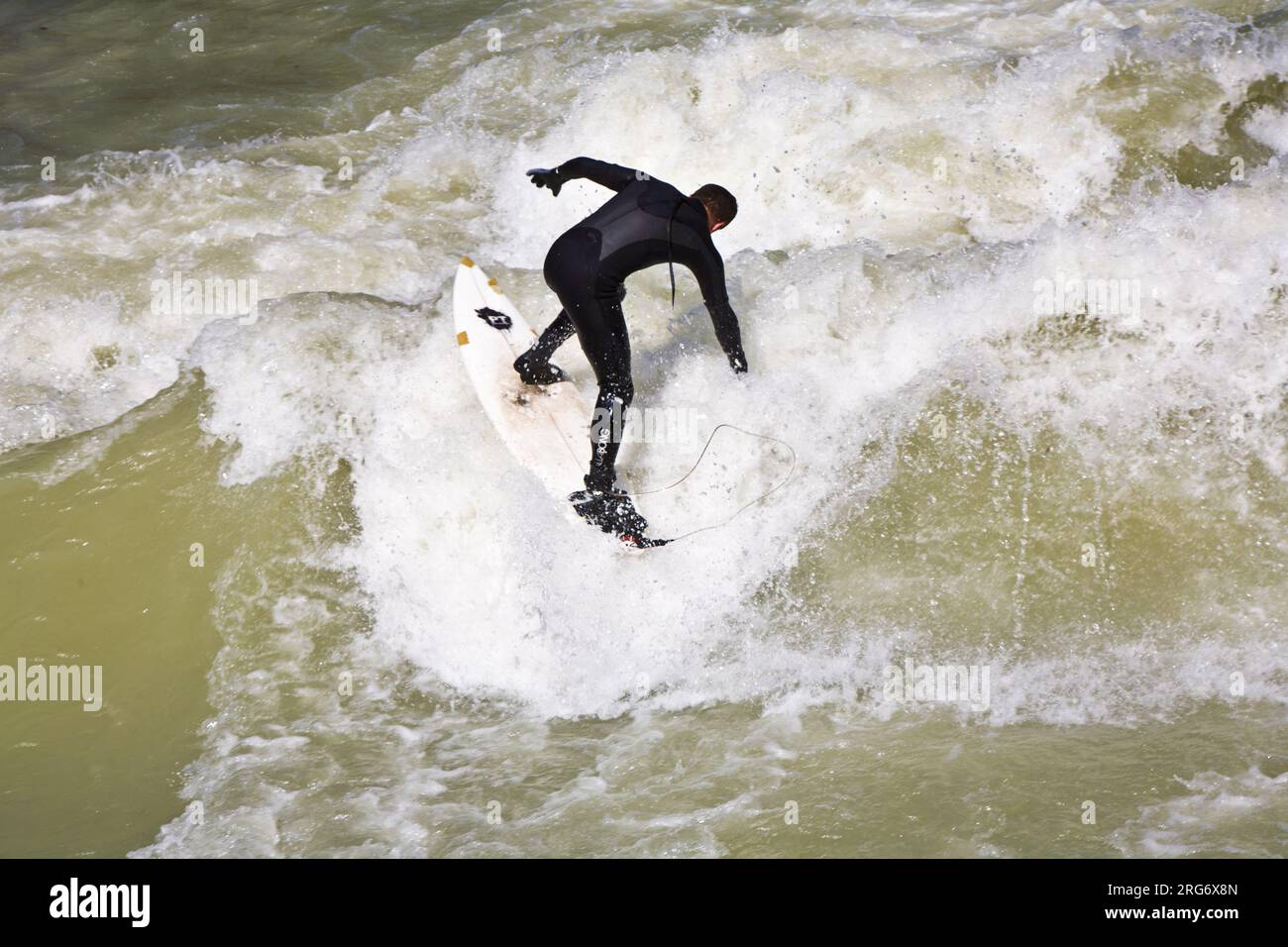 MONACO di BAVIERA, GERMANIA - APRILE 07: Surfisti surfisti all'Isar in onde enormi per la stagione di apertura evento al ponte Wittelsbacher nel cuore di Monaco di Baviera su Apri Foto Stock