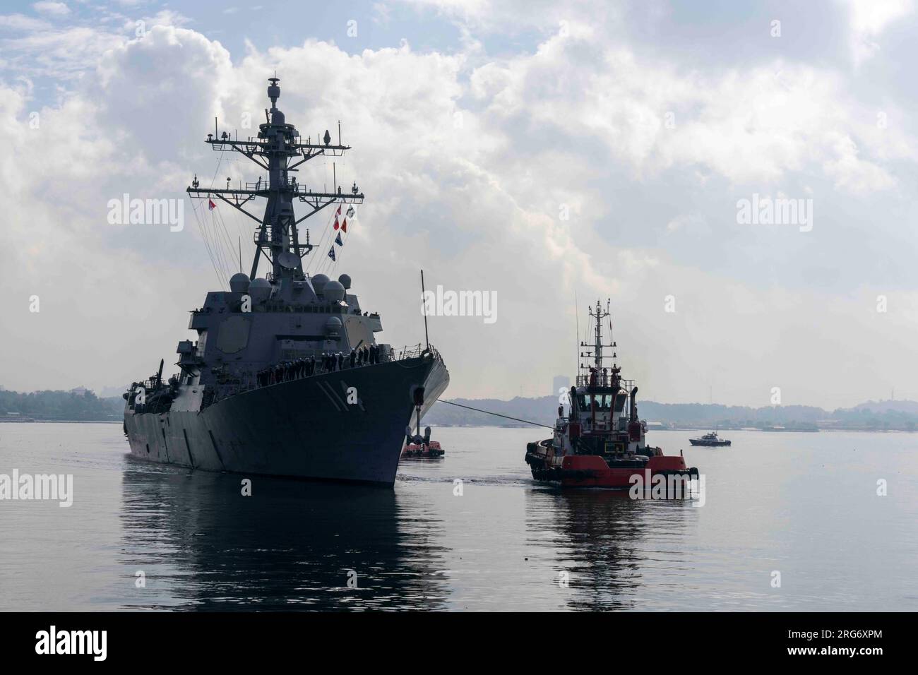 230804-N-JC800-2041 SINGAPORE (4 agosto 2023) il cacciatorpediniere missilistico guidato classe Arleigh Burke USS Ralph Johnson (DDG 114) si prepara a ormeggiare sul lato del molo di Sembawang Naval Installation (SNI) durante una visita al porto regolarmente programmata a Singapore. Comandante, gruppo logistico Western Pacific/Task Force 73 sostiene le forze navali schierate insieme ad alleati e partner regionali, per sostenere le pattuglie nell'Indo-Pacifico, la partecipazione ad esercitazioni navali e le risposte alle catastrofi naturali. (Foto U.S. Navy di Mass Communication Specialist 2nd Class Heath Zeigler/rilasciata) Foto Stock