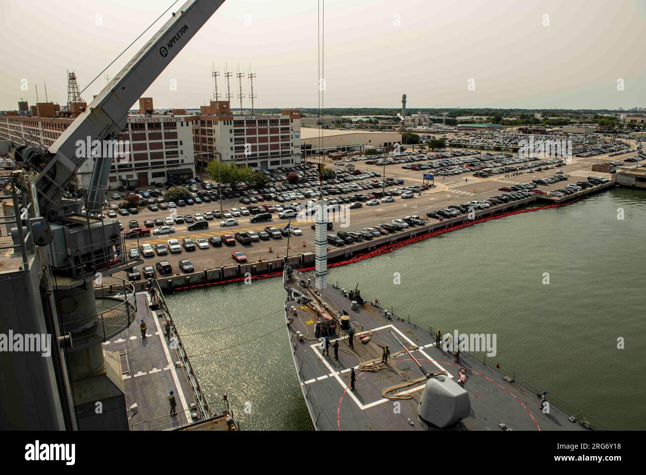 STAZIONE NAVALE DI NORFOLK (03 agosto 2023) i marinai a bordo della USNS William McLean (T-AKE 12) inviano un missile al cacciatorpediniere classe Arleigh Burke USS Porter (DDG 78) per Large-Scale Exercise (LSE) 2023. LSE è un esercizio live, virtuale e costruttivo, basato su scenari e integrato a livello globale che fornirà formazione di alto livello in mare e a terra. (Foto della Marina degli Stati Uniti di Mass Communication Specialist 2nd Class Isaac Maxwell) Foto Stock