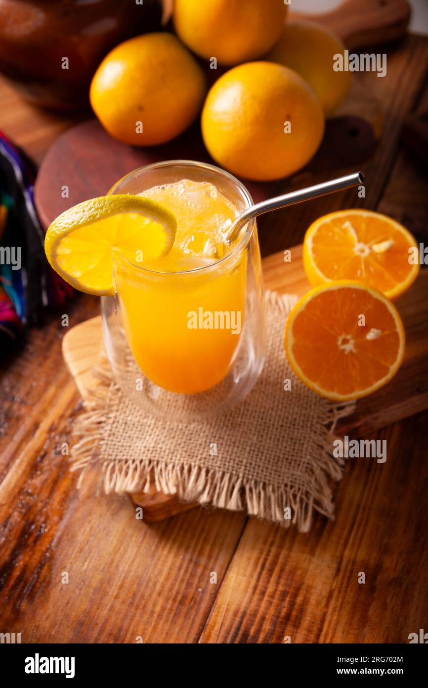 Rinfrescante orangeade fatta in casa, una bevanda idratante naturale a base di succo d'arancia, molto popolare in diversi paesi, ideale per bere nelle estati calde. Foto Stock