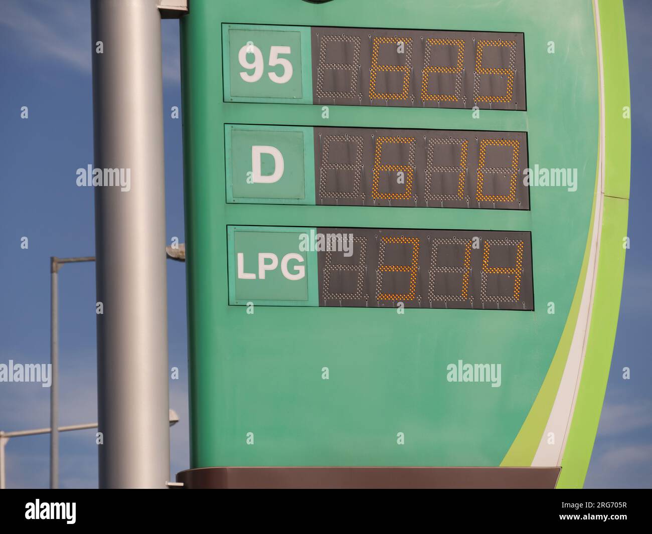 Ungheria, Europa - 08.02.2023. Prezzo della stazione di benzina ungherese. 95 ottani, gasolio, gas GPL in forint. Foto Stock