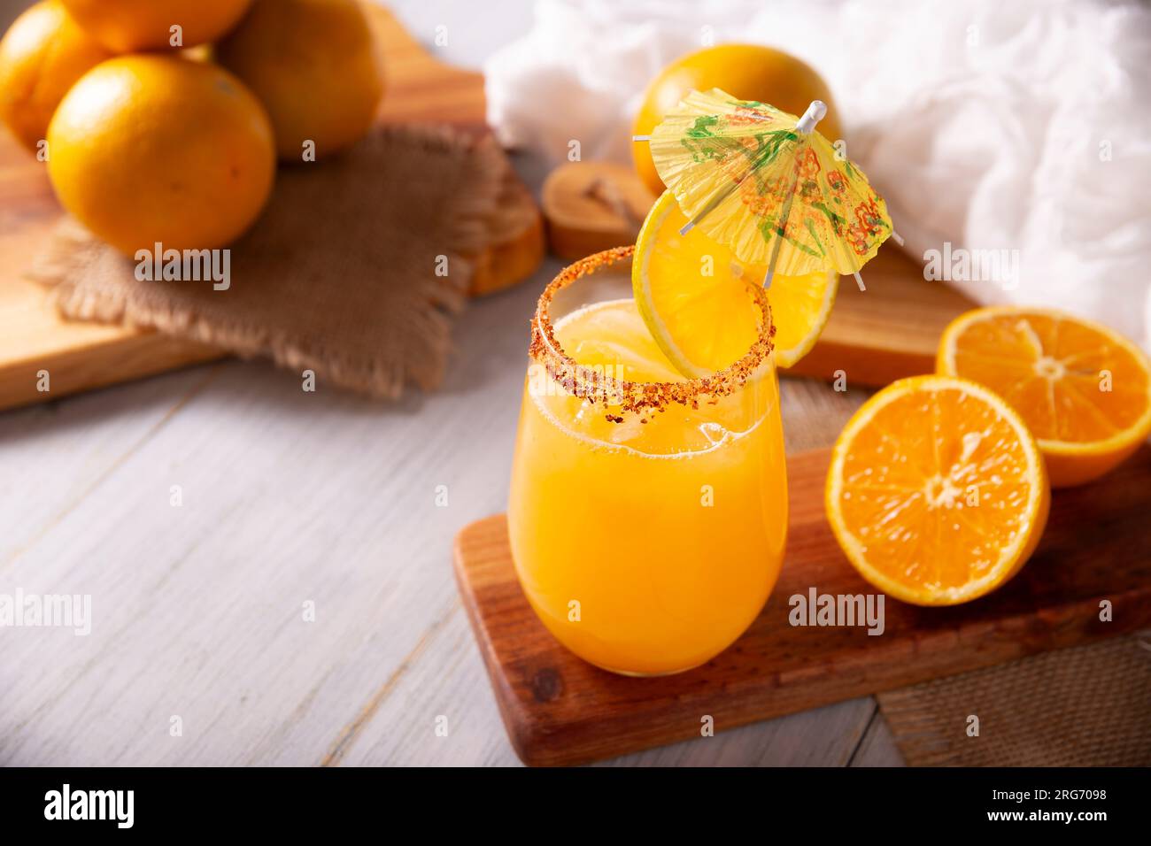 Rinfrescante orangeade fatta in casa, una bevanda idratante naturale a base di succo d'arancia, molto popolare in diversi paesi, ideale per bere nelle estati calde. Foto Stock