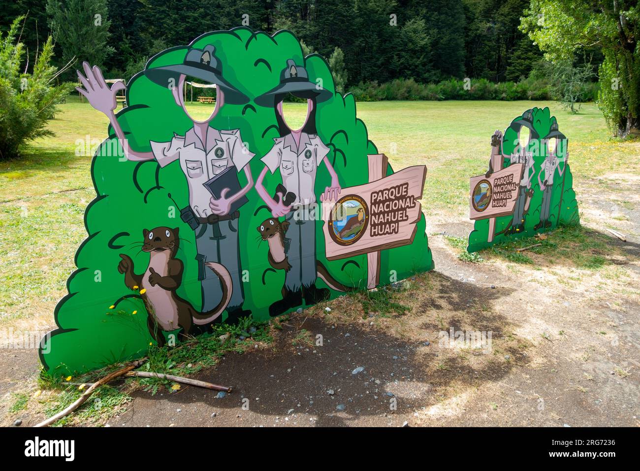 Cartello di benvenuto del Nahuel Huapi National Park con figure di ranger disegno illustrativo nel Parco pubblico di Puerto Blest, Patagonia Argentina Foto Stock