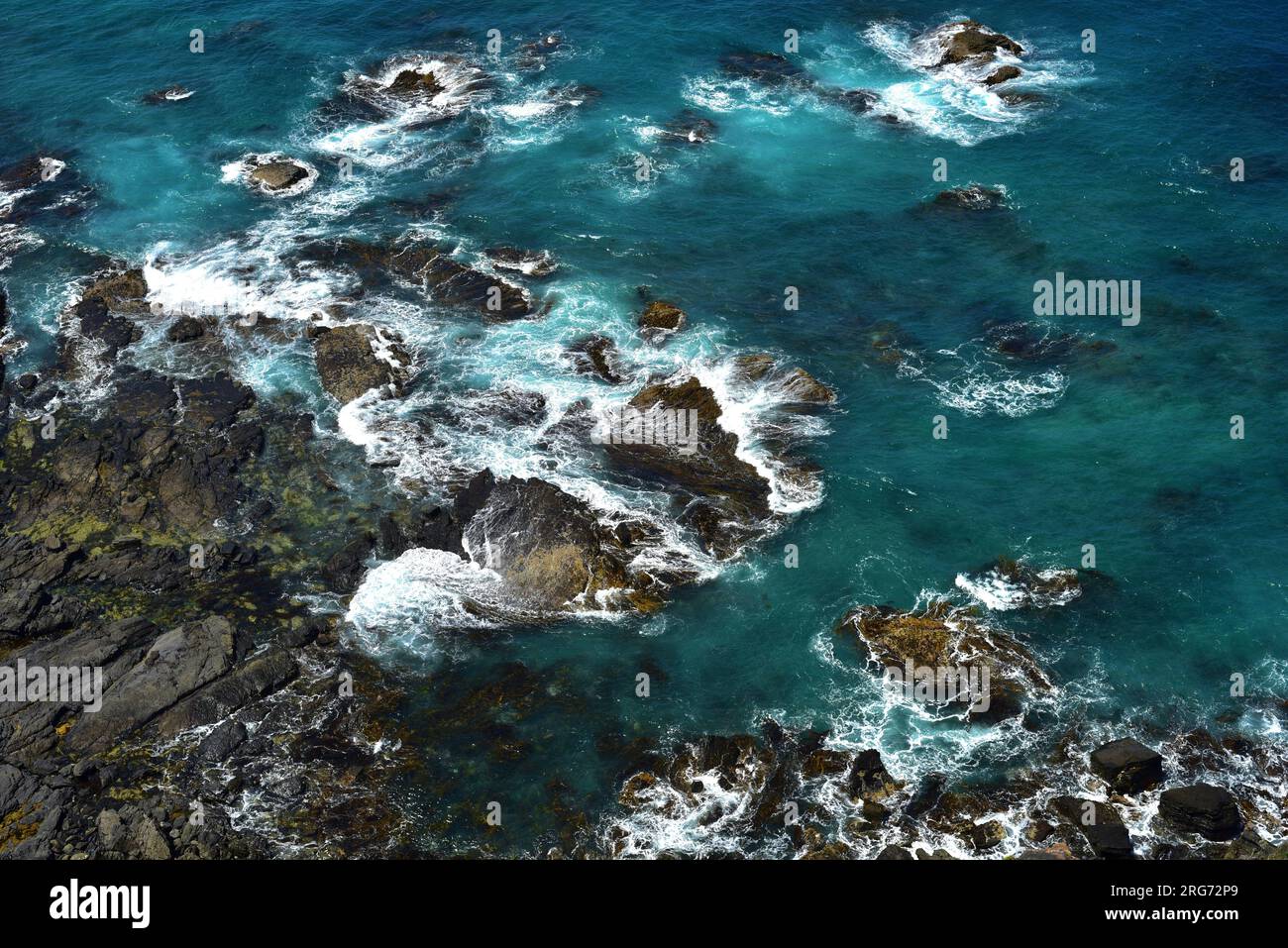 Mare che si infrangono sulle rocce sulla Great Ocean Road, Melbourne Foto Stock