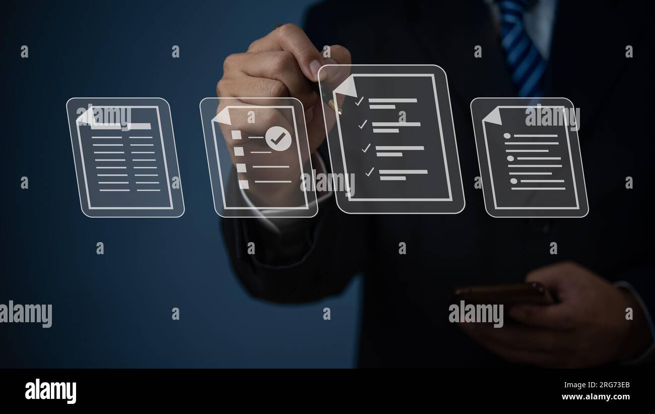 Un uomo d'affari firma una gestione elettronica dei documenti con schermo virtuale con tecnologia digitale a penna. Foto Stock