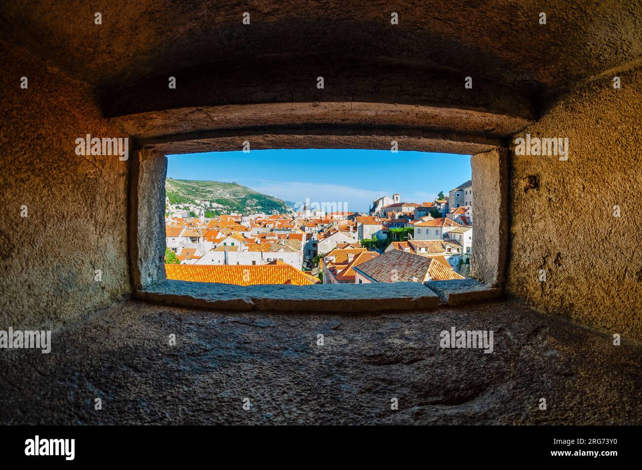 Dubrovnik, Croazia - 22 settembre 2015 - Vista della città vecchia di Dubrovnik attraverso l'abbraccio delle mura circostanti. Foto Stock