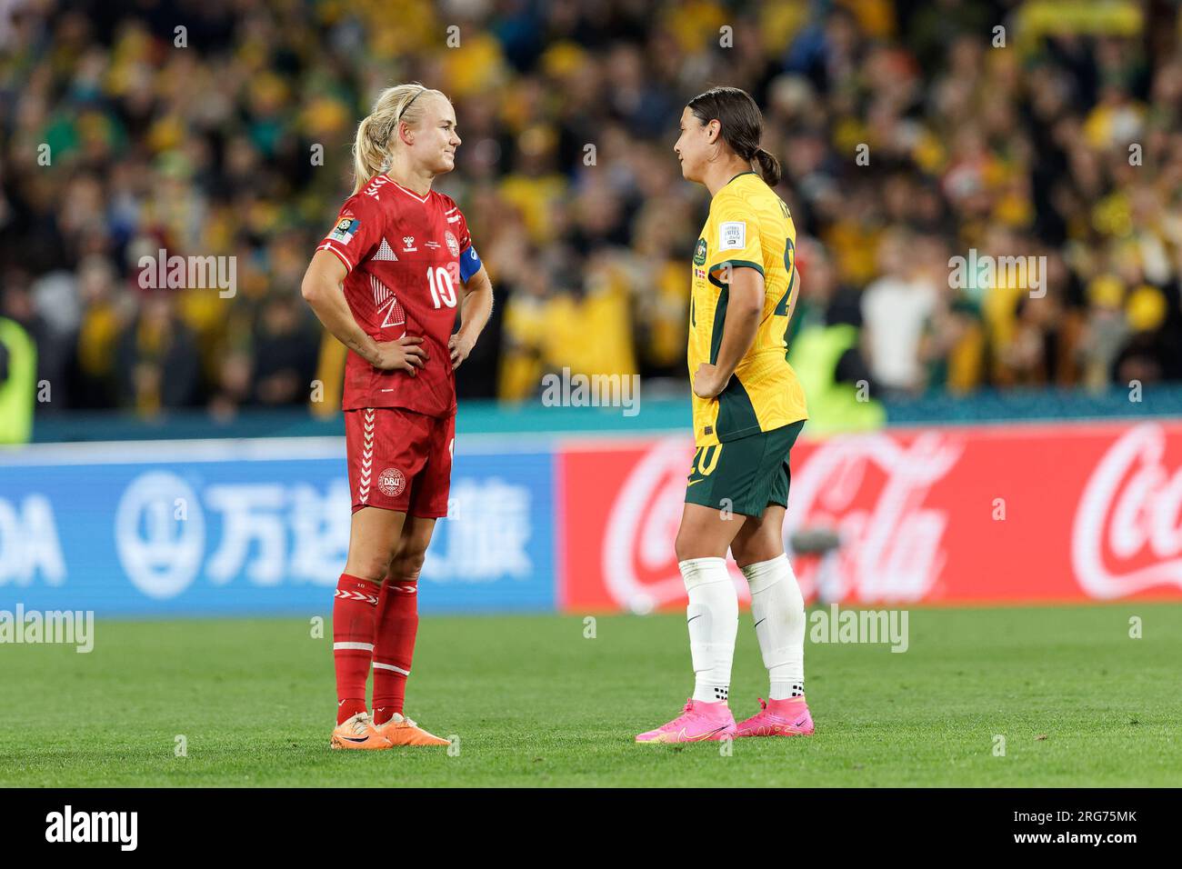 Sydney, Australia. 7 agosto 2023. Le compagne di squadra del Chelsea FC Pernille Harder della Danimarca e Sam Kerr dell'Australia parlano dopo la partita della Coppa del mondo femminile FIFA 2023 Round of 16 tra Australia e Danimarca allo Stadium Australia il 7 agosto 2023 a Sydney, Australia Credit: IOIO IMAGES/Alamy Live News Foto Stock