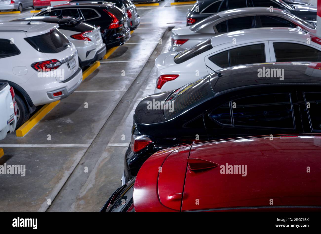 Barriera per un parcheggio sotterraneo con auto parcheggiate Foto stock -  Alamy