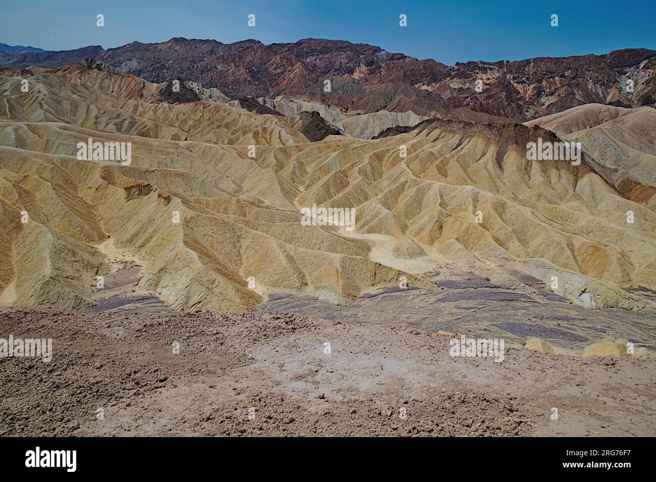 Zabriskie Point nel Death Valley National Park contro un cielo blu in California nel 2015. Foto Stock