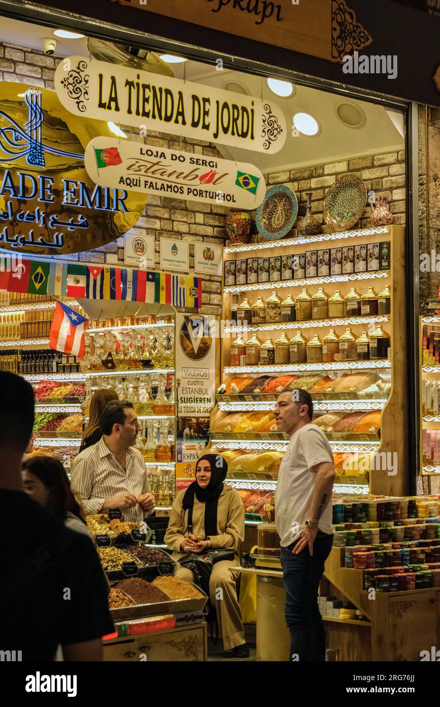 Istanbul, Turchia, Türkiye all'interno del mercato delle spezie. Foto Stock