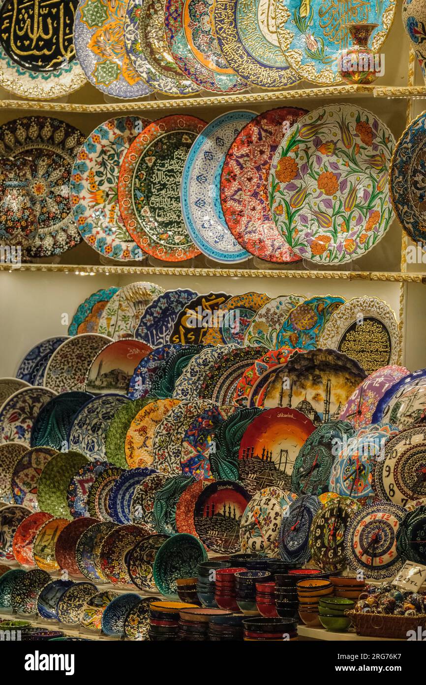 Istanbul, Turchia, Türkiye all'interno del mercato delle spezie, piastre in ceramica in vendita. Foto Stock