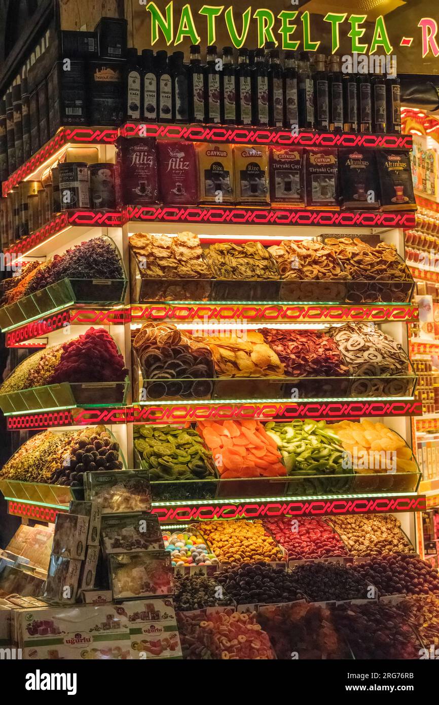 Istanbul, Turchia, Türkiye. All'interno del Grand Bazaar, frutta secca e noci. Foto Stock