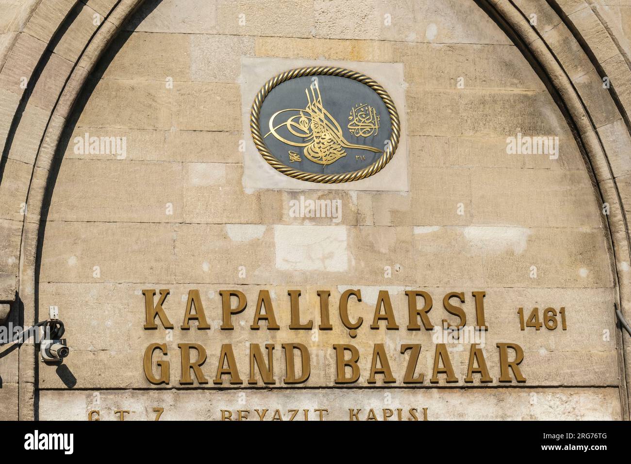 Istanbul, Turchia, Türkiye. Ingresso al Gran Bazaar che mostra il Tughra del Sultano. Foto Stock