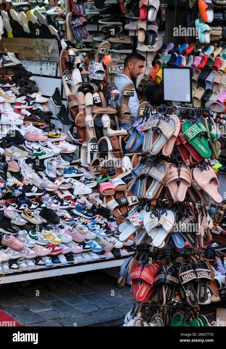 Istanbul, Turchia, Turkiye. Street Scene, scarpe e sandali in vendita, Suleymaniye District. Foto Stock