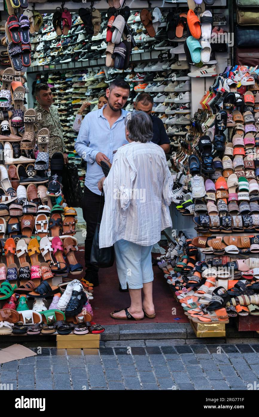 Istanbul, Turchia, Turkiye. Street Scene, scarpe e sandali in vendita, Suleymaniye District. Foto Stock