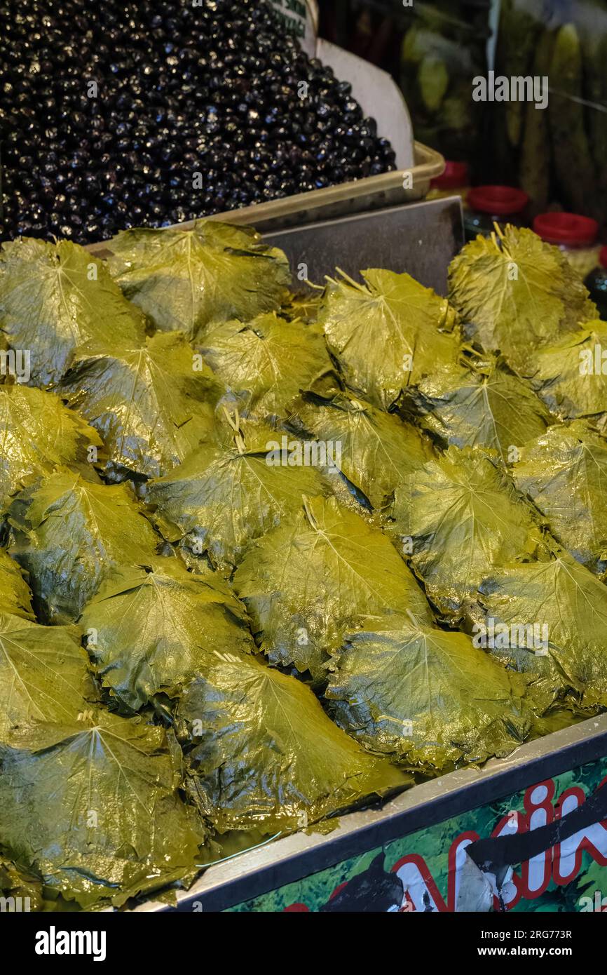 Istanbul, Turchia, Türkiye. Venditori Uskudar: Foglie d'uva e Olive. Foto Stock