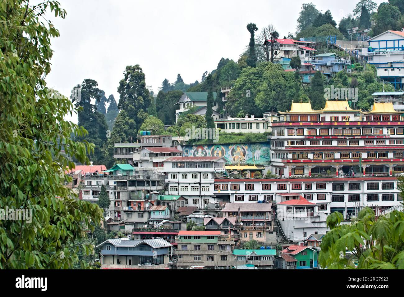 Darjeeling, Bengala Occidentale, India - 05.26.2023. Vista panoramica degli edifici della stazione collinare di Darjeeling in una luminosa giornata di sole Foto Stock