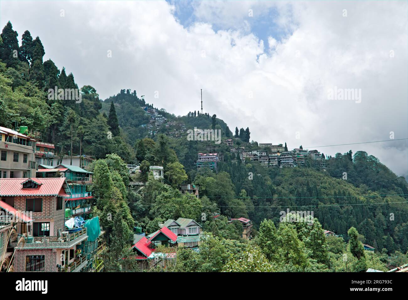 Darjeeling, Bengala Occidentale, India - 05.26.2023. Vista panoramica della stazione collinare di Darjeeling in una luminosa giornata di sole Foto Stock