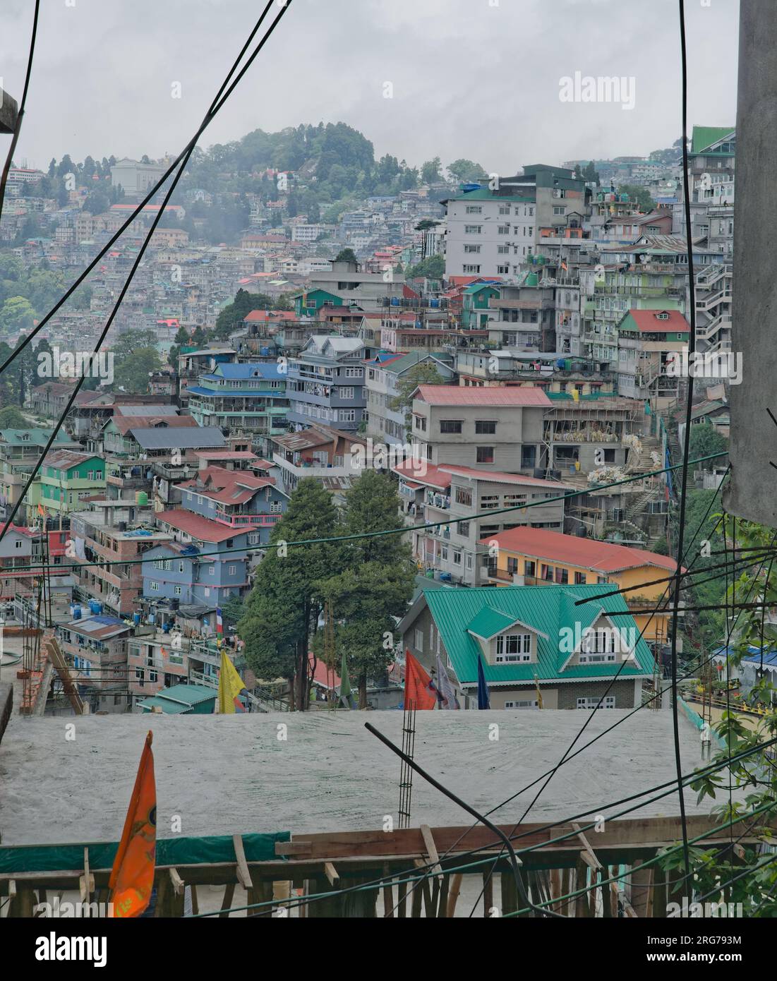 Darjeeling, Bengala Occidentale, India - 05.26.2023. Vista panoramica degli edifici della stazione collinare di Darjeeling in una luminosa giornata di sole Foto Stock