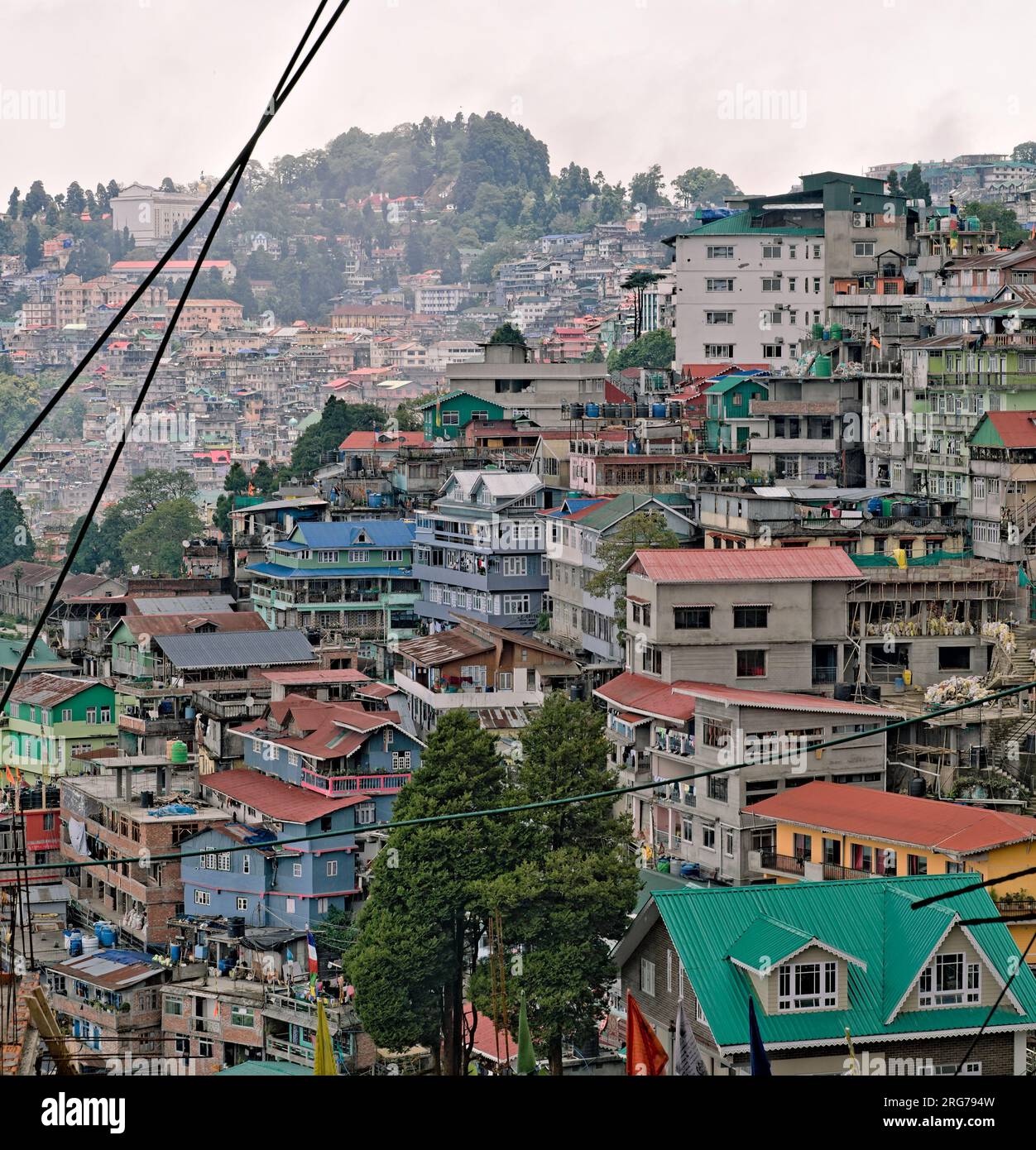Darjeeling, Bengala Occidentale, India - 05.26.2023. Edifici con vista sul paesaggio nella stazione di Darjeeling in una luminosa giornata di sole Foto Stock