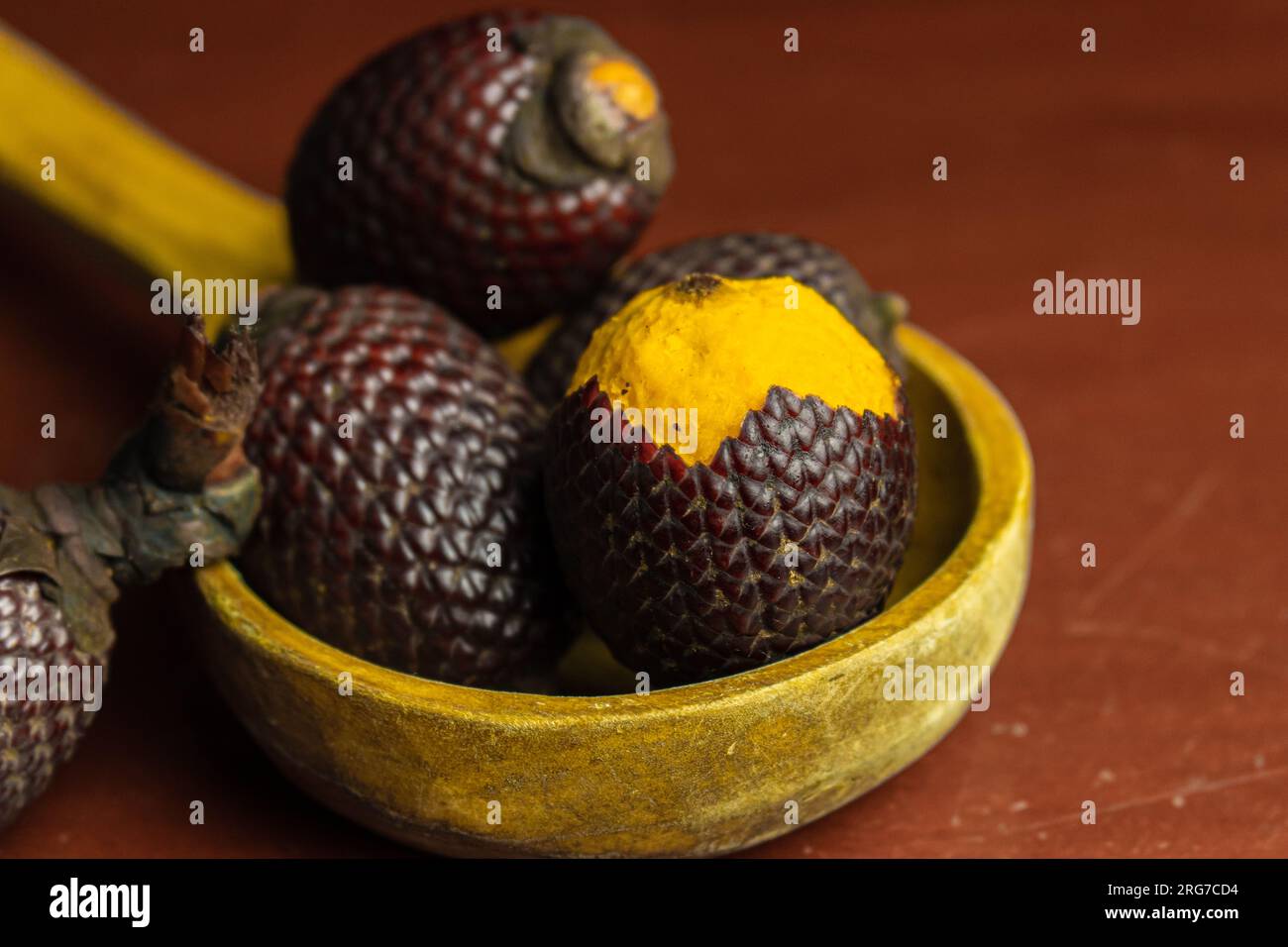 L'Aguaje è un frutto molto apprezzato in Amazzonia per il suo sapore e le sue proprietà nutrizionali Foto Stock