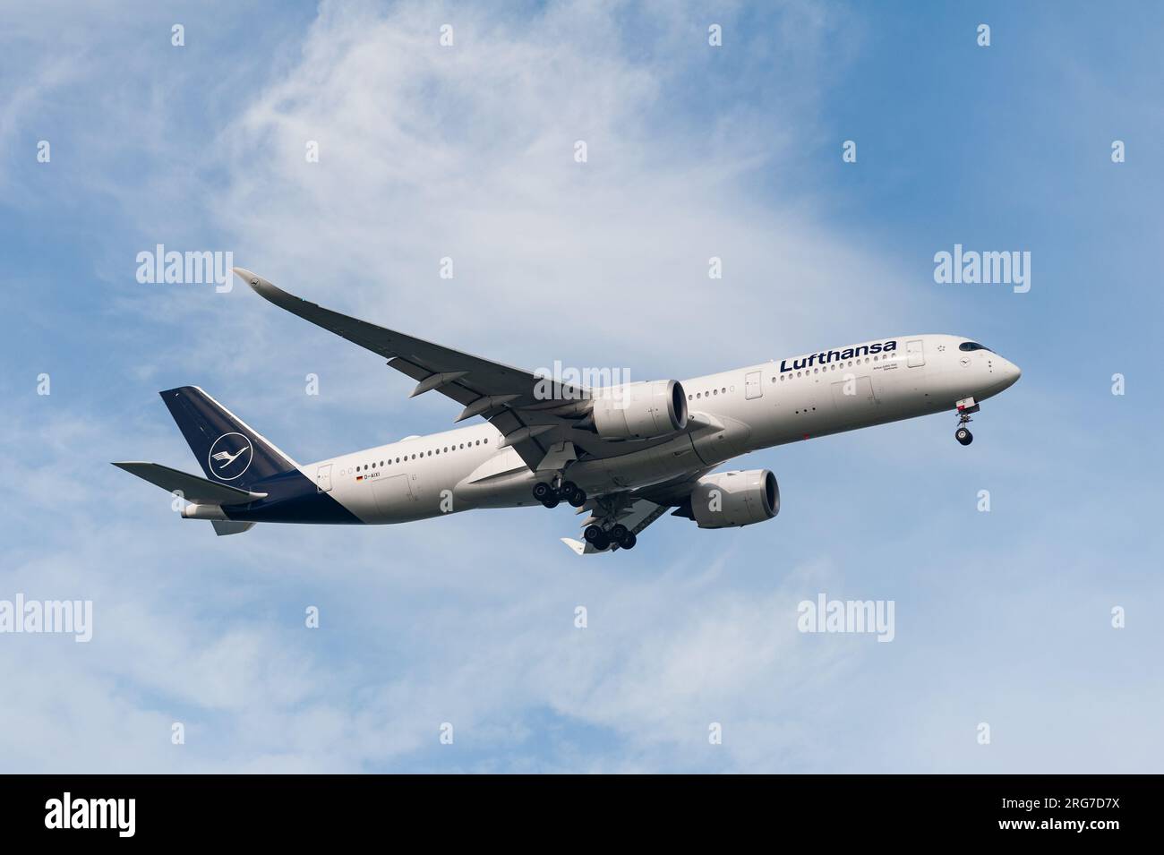 15.07.2023, Singapore, Repubblica di Singapore, Asia - l'aeromobile passeggeri Lufthansa Airbus A350-900 si avvicina all'aeroporto internazionale di Changi per l'atterraggio. Foto Stock