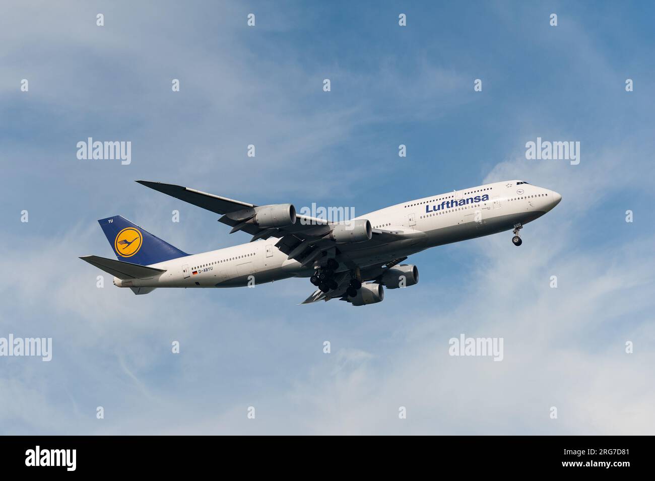 15.07.2023, Singapore, Repubblica di Singapore, Asia - Un aeromobile passeggeri Lufthansa Boeing 747-8 Jumbo Jet si avvicina all'aeroporto di Changi per l'atterraggio. Foto Stock