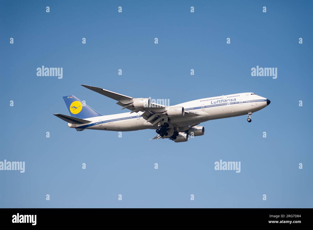 26.07.2023, Singapore, Repubblica di Singapore, Asia - Un aeromobile passeggeri Lufthansa Boeing 747-8 Jumbo Jet si avvicina all'aeroporto di Changi per l'atterraggio. Foto Stock