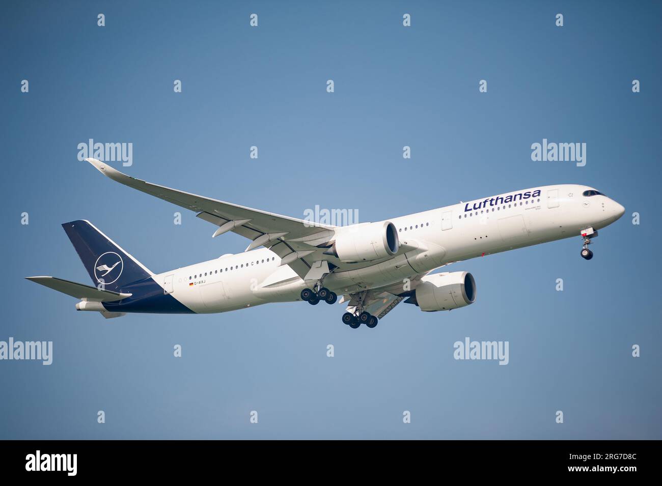 02.08.2023, Singapore, Repubblica di Singapore, Asia - l'aeromobile passeggeri Lufthansa Airbus A350-900 si avvicina all'aeroporto internazionale di Changi per l'atterraggio. Foto Stock