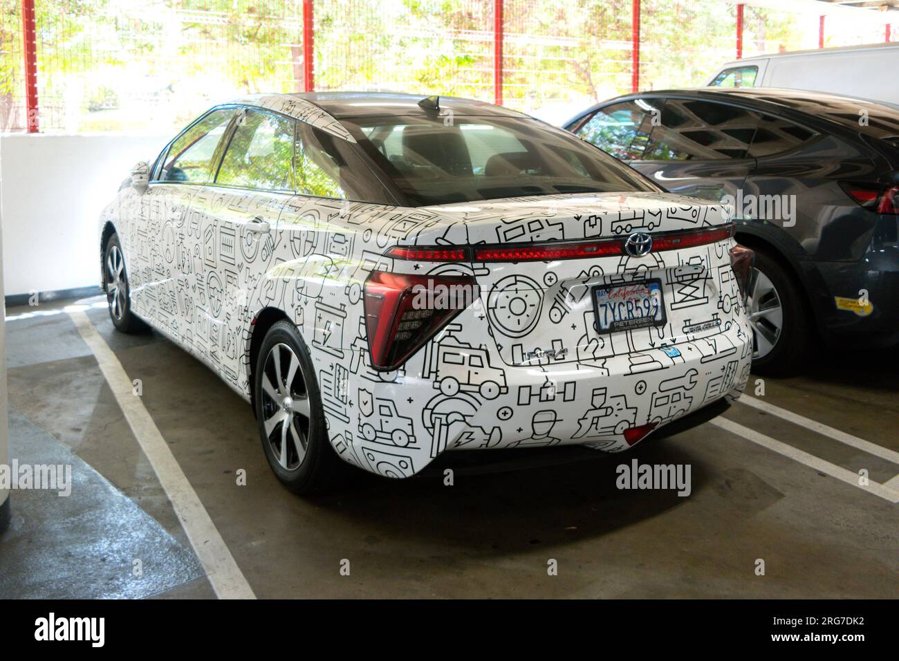 Auto Toyota Mirai alimentata a idrogeno FCEV parcheggiata nel parcheggio di Los angeles con stravaganti lavori di verniciatura grafica dei cartoni animati Foto Stock
