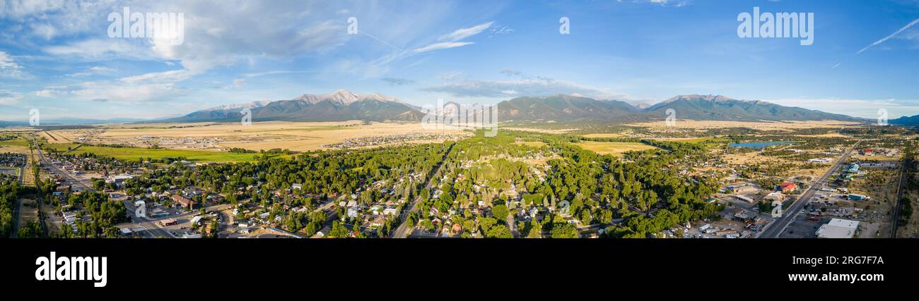 Foto panoramica aerea Buena Vista Colorado con vista sulle montagne Foto Stock