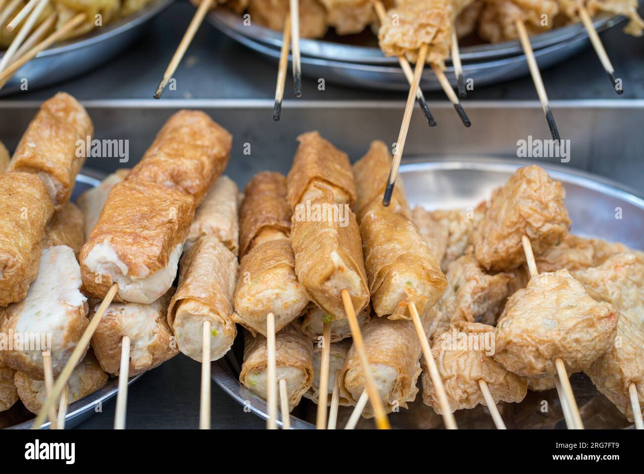 Cibo di strada asiatico, lok, torte di carne e pesce sugli spiedini. Foto Stock