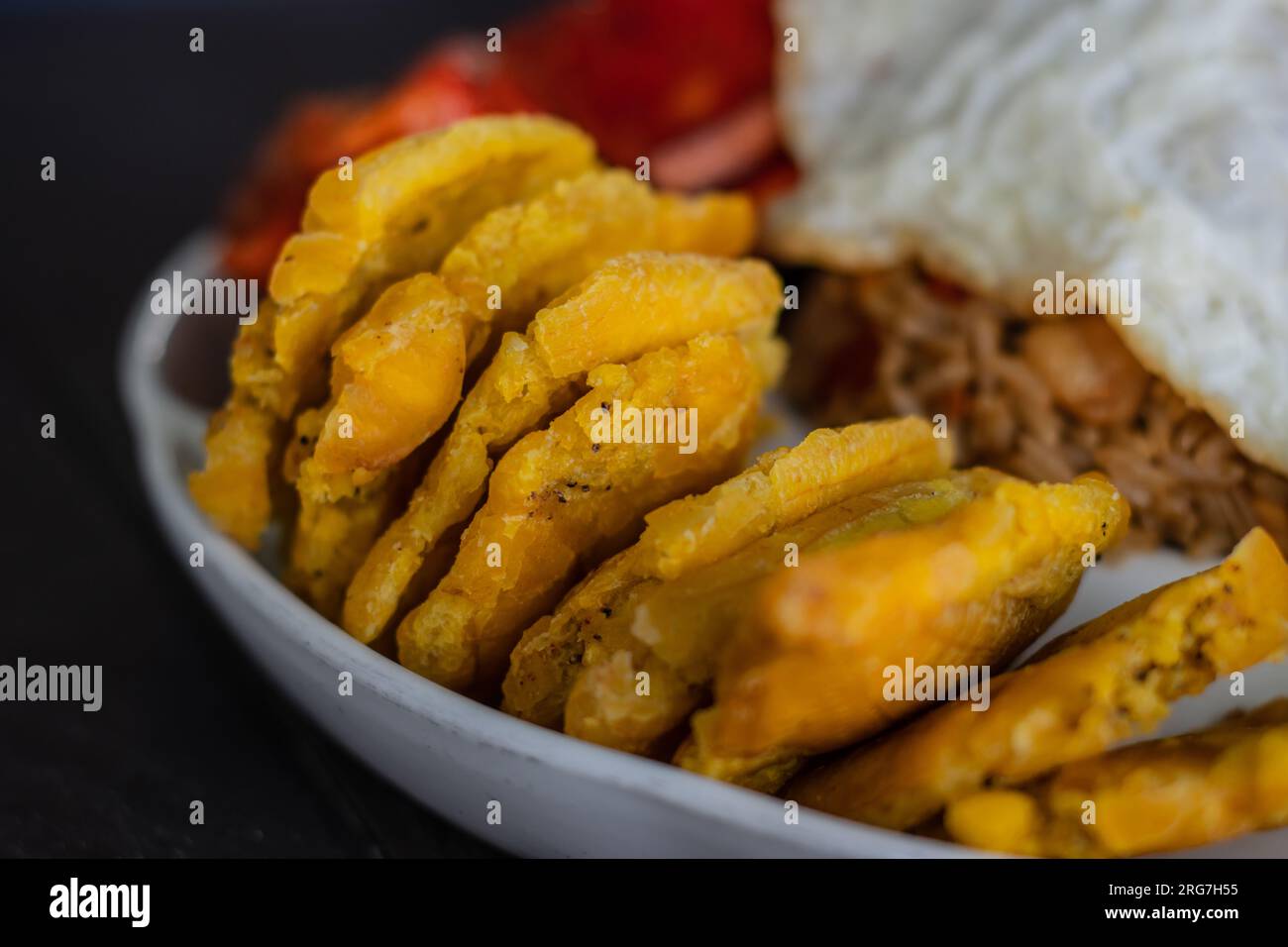 Cibi tipici dell'Amazzonia peruviana, il tacacho a base di plantains con cecina e chorizo a base di maiale Foto Stock