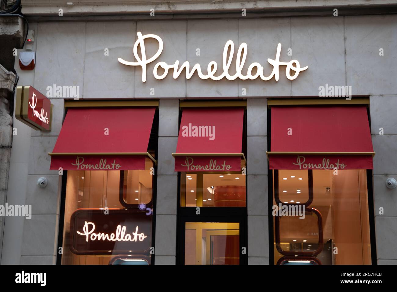 Milano , Italia - 07 29 2023 : marchio Pomellato e cartello con il logo del negozio italiano facciata entrata gioielleria parte del gruppo Kering Foto Stock