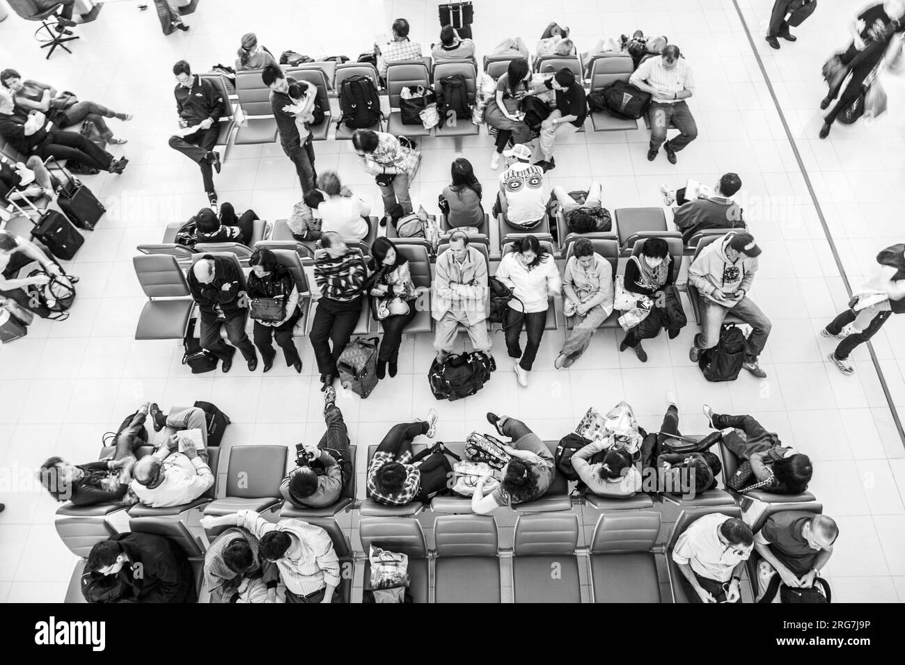 Bangkok, Thailandia, 5 gennaio 2010: La gente aspetta sulle panchine per la partenza del suo volo all'Aeroporto Internazionale di Suvarnabhumi. L'aeroporto è 18 Foto Stock