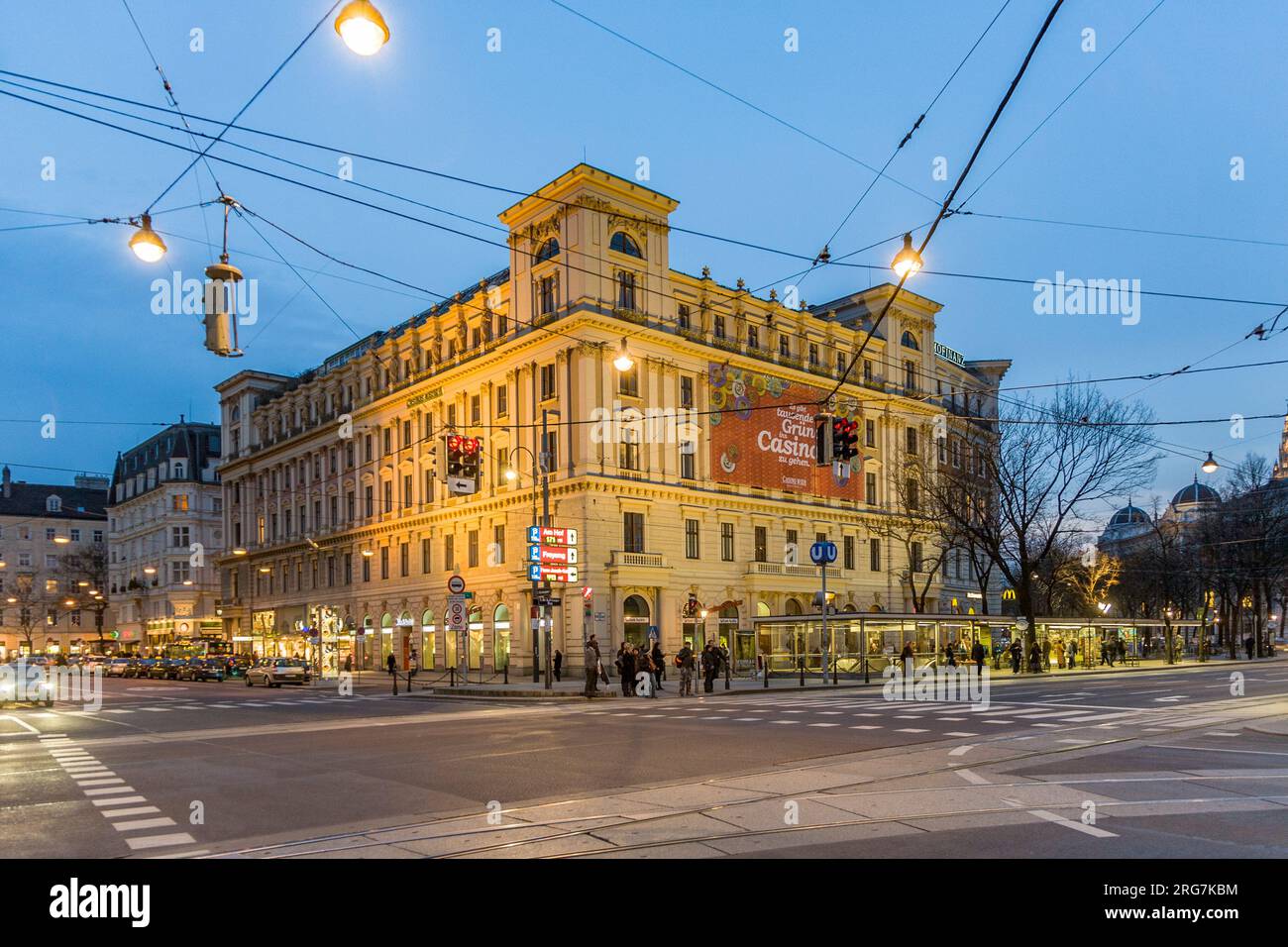 Vienna, Austria - 23 marzo 2009: Facciata di un edificio storico con casinò nel primo quartiere di Vienna con stazione della metropolitana di notte. Foto Stock