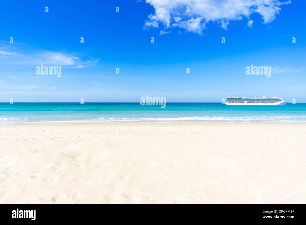 Spiaggia estiva e nave da crociera Foto Stock