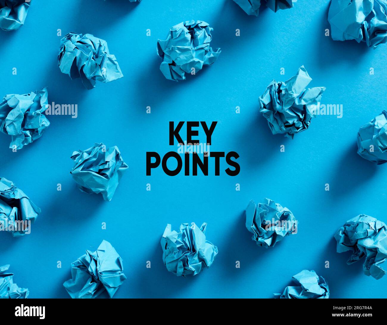 Messaggio punti chiave con palline di carta blu schiacciate su sfondo blu. I punti o gli aspetti più importanti di una questione. Foto Stock